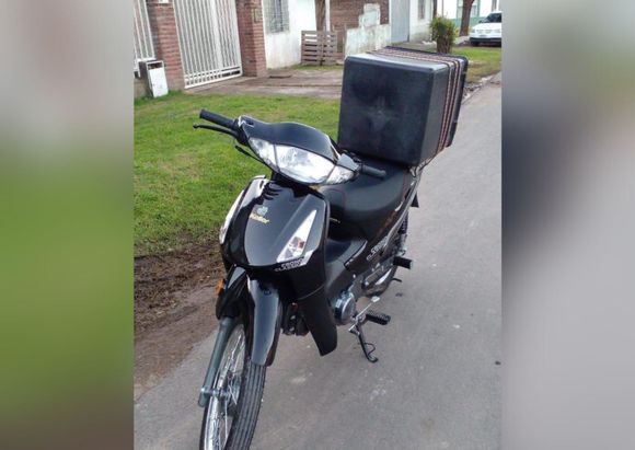 [VIDEO] Le robaron la moto a un mensajero: “Me cortaron las piernas”
