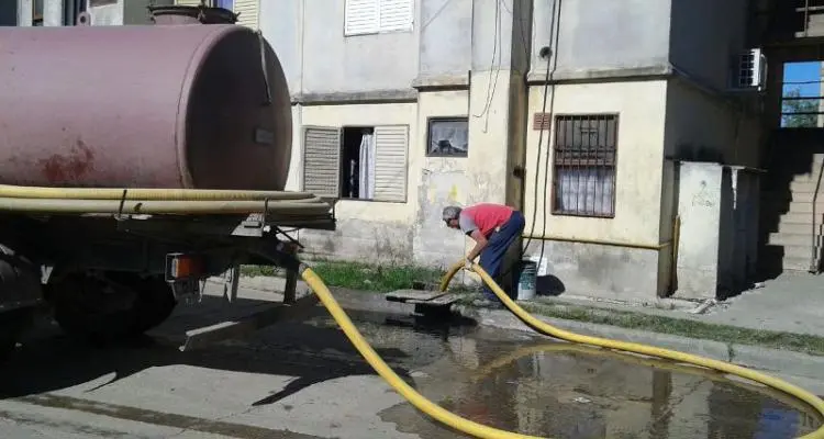 Tras protesta de vecinos, Obras Públicas destapó cloacas en el Fonavi II
