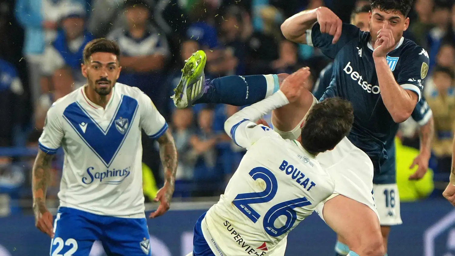 Bouzat y Nardoni, en un fiero cruce durante el partido de ida.