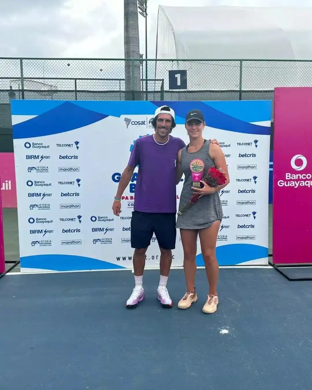 Grassi, en la premiación de Guayaquil, junto a su entrenador Jerónimo Beber.