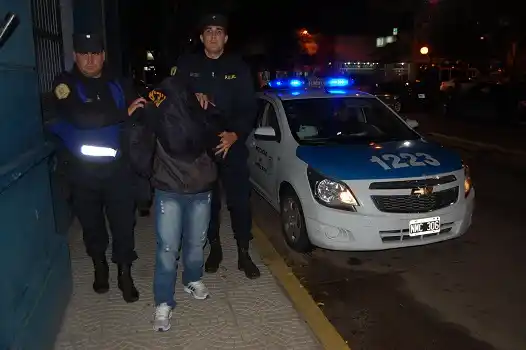 Se peleó con su novia y la amenazó con un arma
