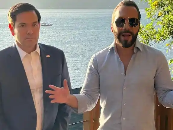 Bukele acepta deportados criminales de EE.UU. y ofrece cárceles para presos estadounidenses.