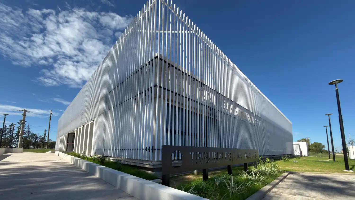 La fachada incorpora una estructura de perfiles de aluminio que funciona como parasol.