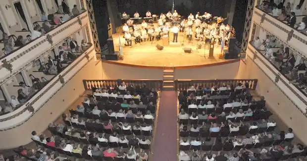 La Banda de la Policía de Entre Ríos cautivó en el Teatro Gualeguaychú