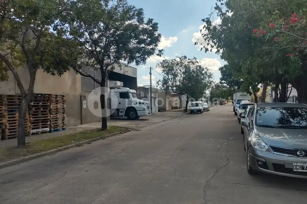 Ladrones aprovecharon un descuido y robaron una caja con dinero de un camión