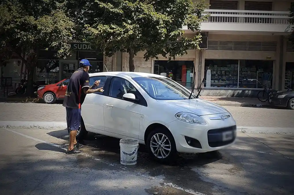 En los próximos días el intendente firmará un decreto prohibiendo la actividad de lavacoches en la ZEC