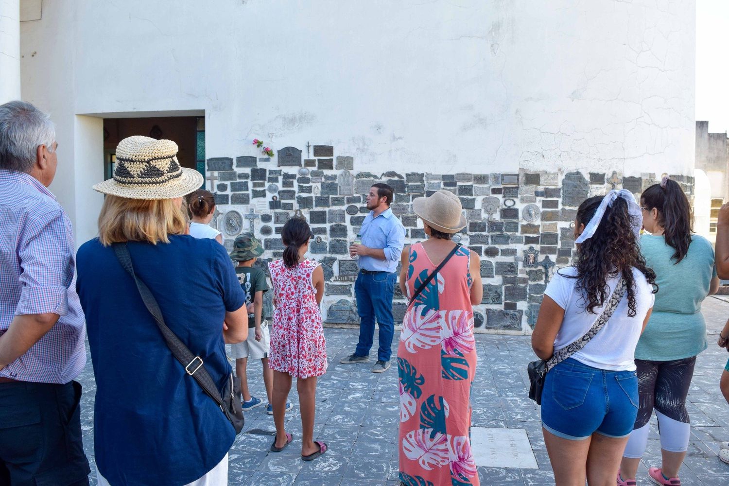 Realizaron un  recorrido arquitectónico y cultural por el cementerio