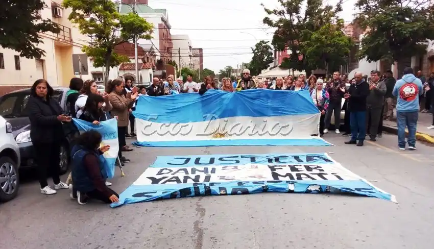 Reclamo. De los parientes de los ex policías condenados