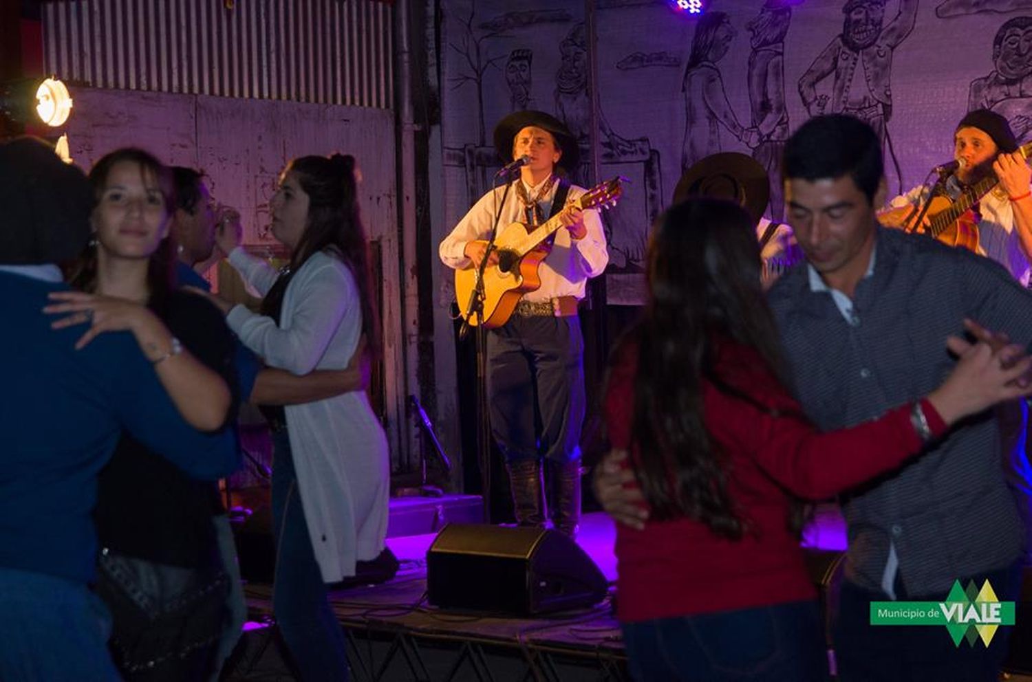 Peña folclórica en Viale