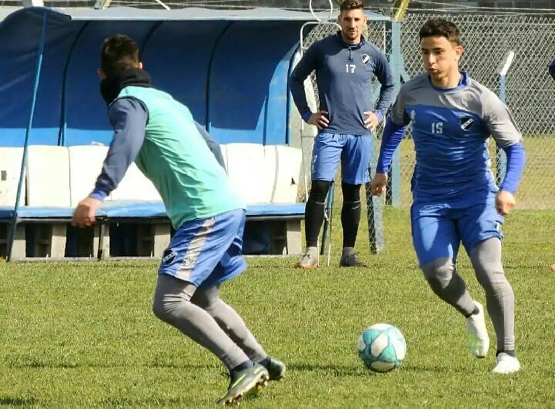 Con un cambio en la lista de concentrados, Alvarado viajó a Barracas