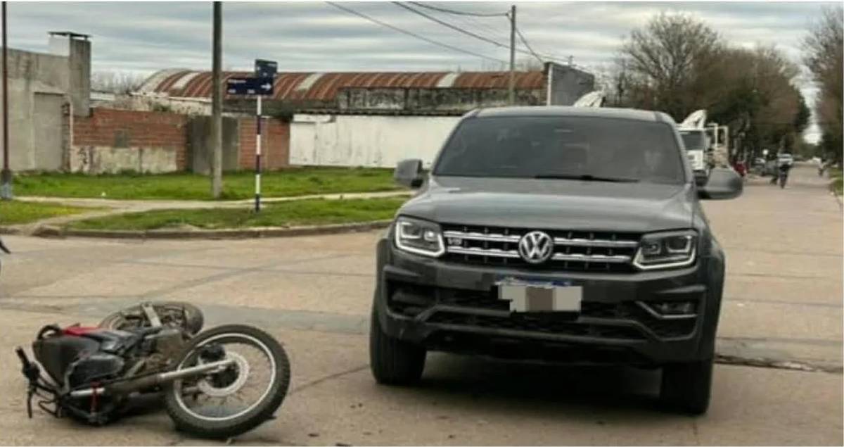 Accidente en General Ramírez: chocaron una camioneta y una moto