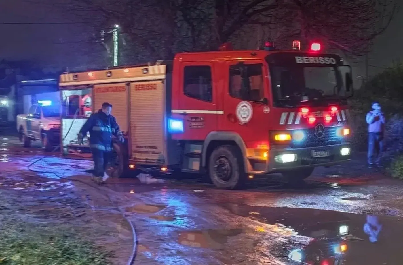 El vehículo estaba envuelto en llamas cuando llegaron los bomberos.