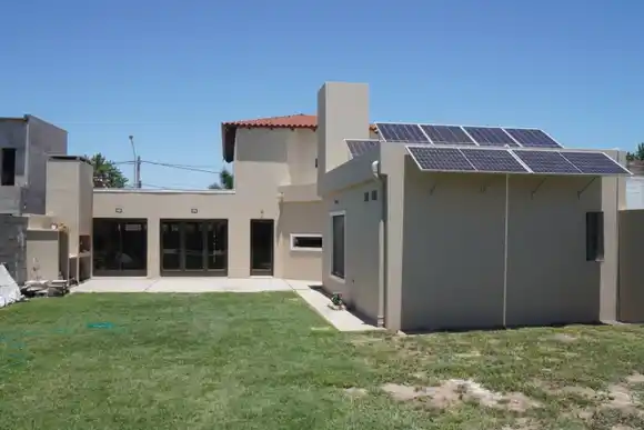 Por primera vez en Argentina, cuatro familias compartirán un techo para generar energía renovable