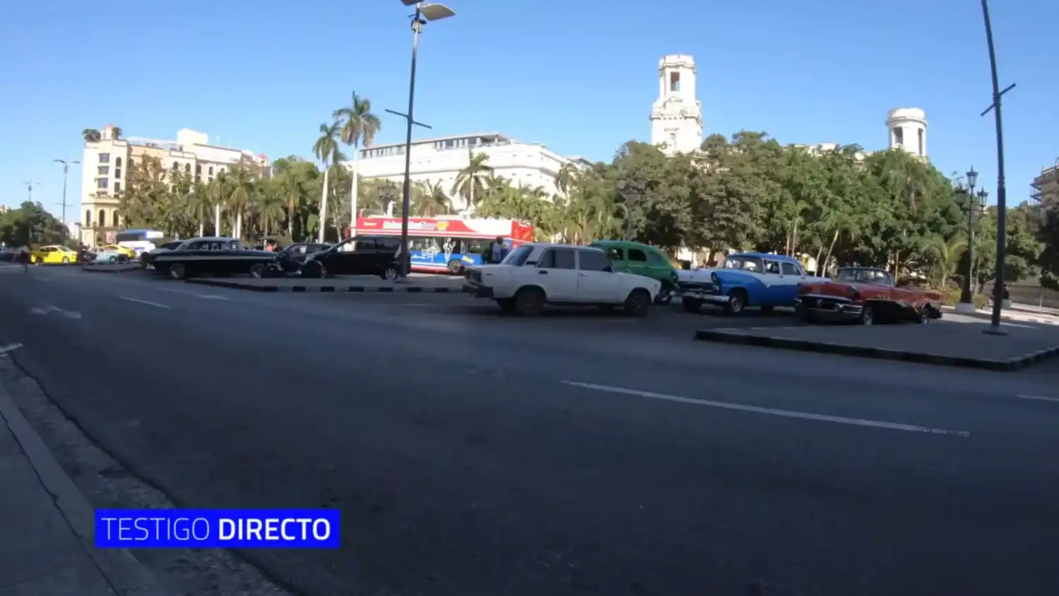 Vista de La Habana, Cuba, con autos clásicos estacionados. Captura de pantalla Testigo Directo.