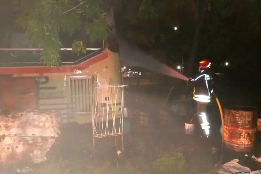 Se incendió un colectivo que era usado como vivienda en Ruta 14