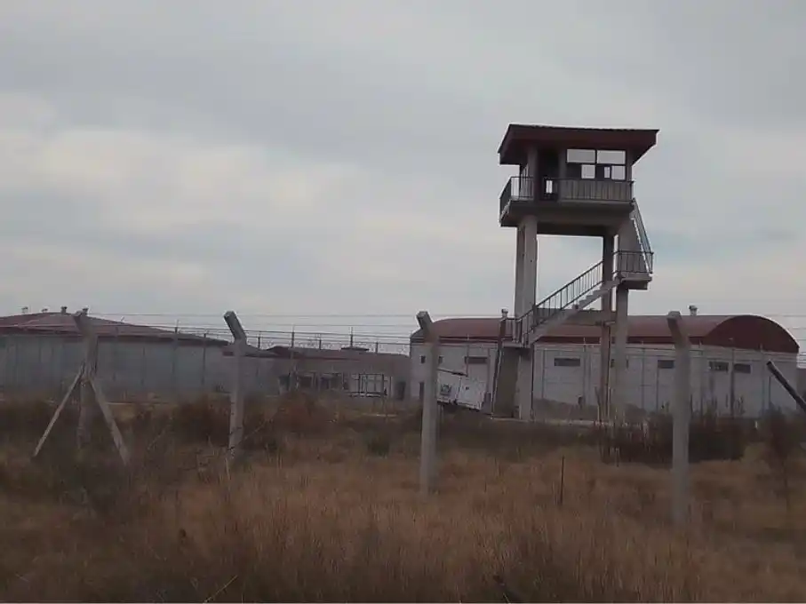 preso se traga bombilla 3