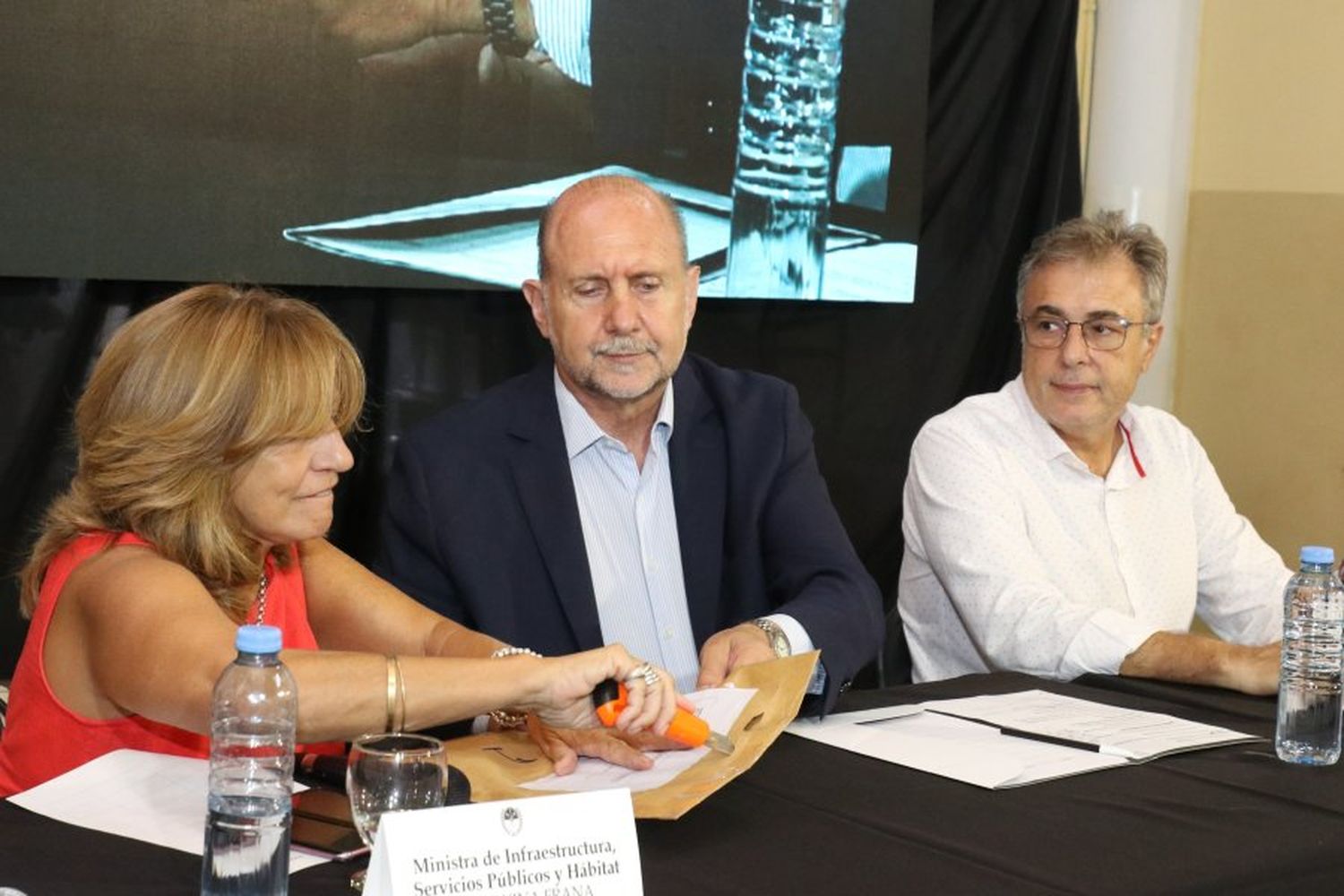 “Este proceso no se detiene, por lo cual continuamos buscando financiamiento para poner en marcha los distintos programas educativos y seguir haciendo obras”, aseguró el gobernador.
