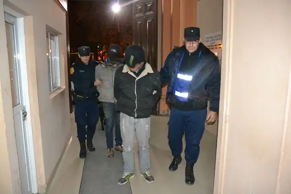 Detuvieron a dos delincuentes al intentar ingresar a una casa