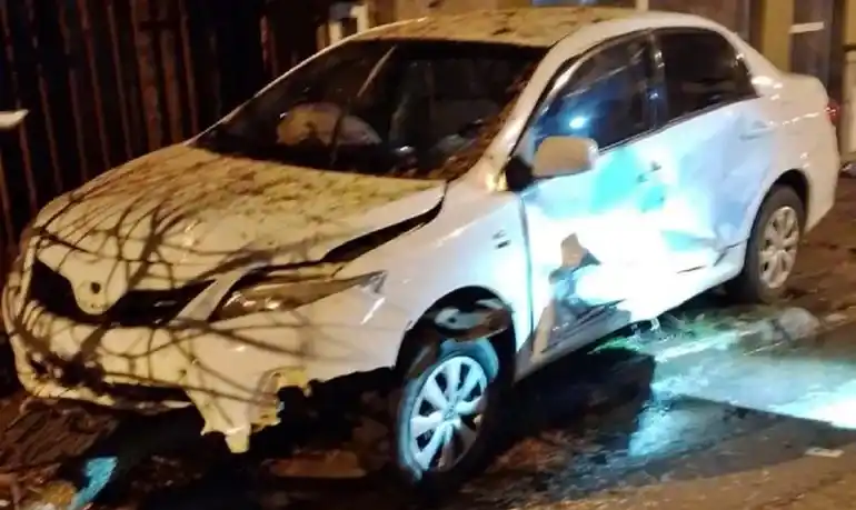 Impactante video: hospitalizaron a tres personas tras un tremendo choque