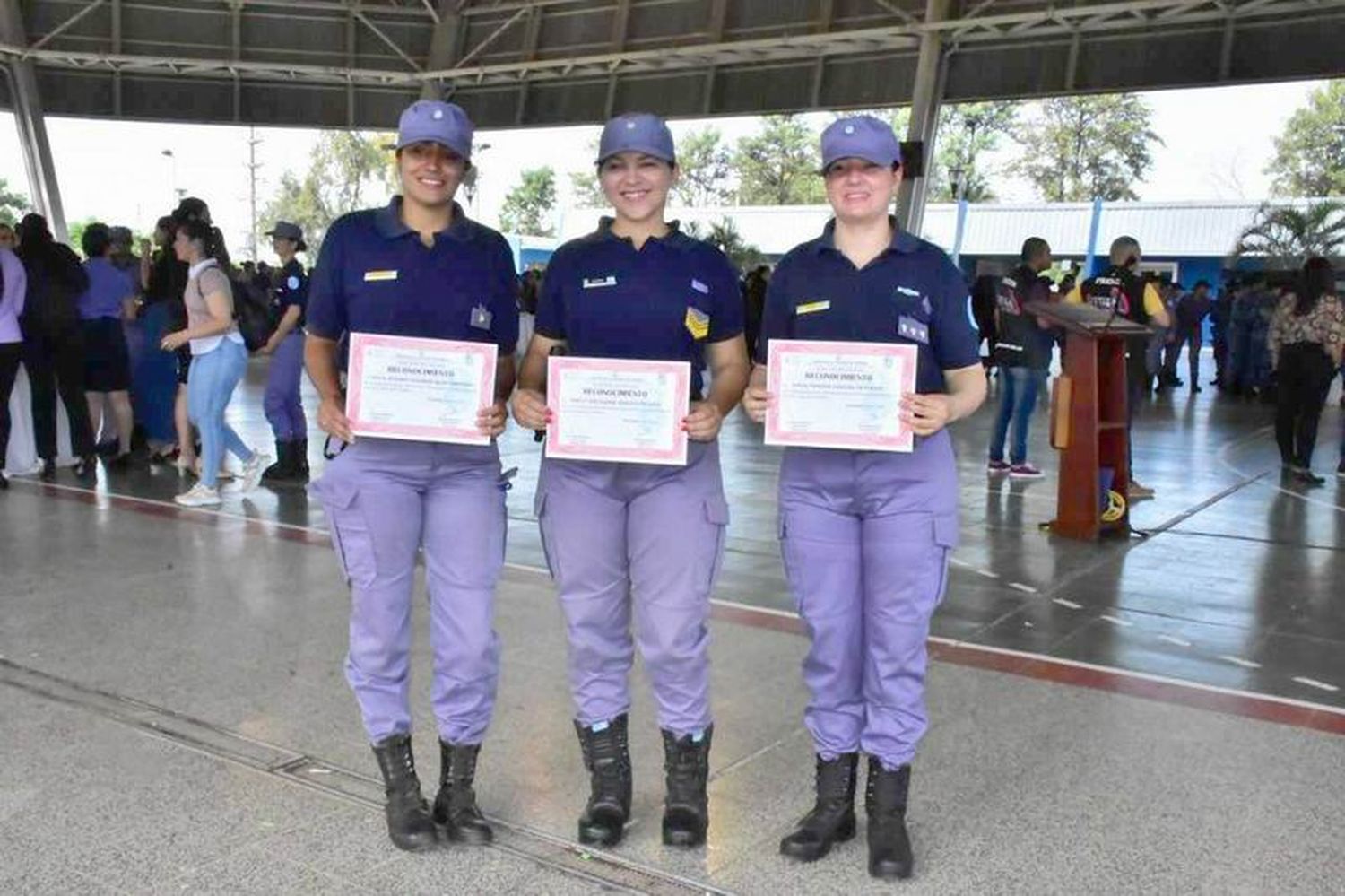 8M: La Policía agasajó al
personal femenino en su día