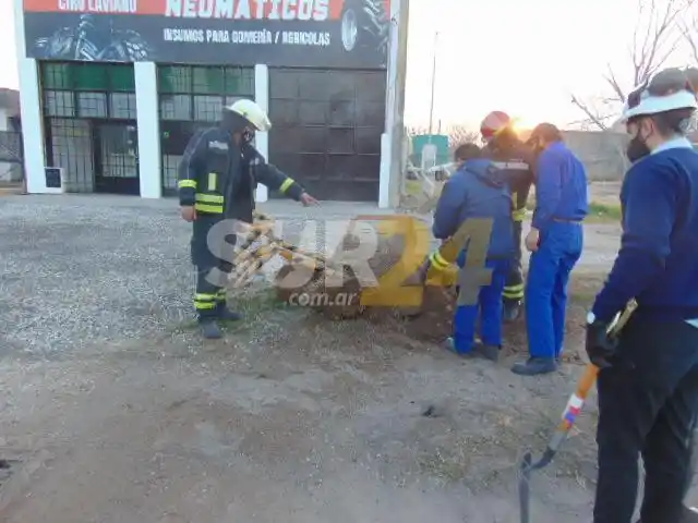 Tensión: un camión chocó una casilla de gas y provocó una gran pérdida con riesgo de explosión