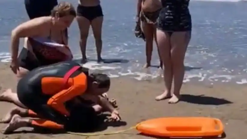 El guardavidas rescató a una joven de 18 años.