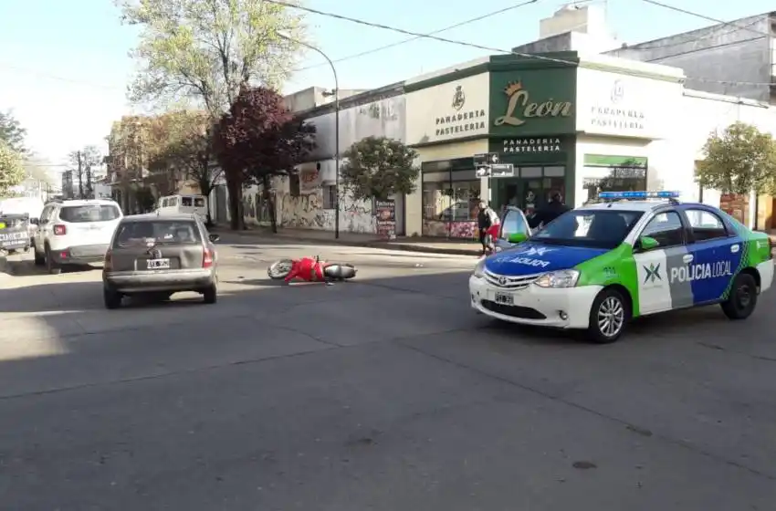 Una moto protagonizó un choque y hay dos hospitalizados