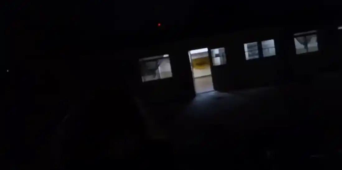 La secundaria 11, una “boca de lobo” a la salida: esperan la reposición de un reflector