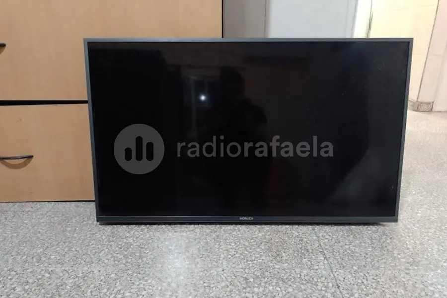 Lo atraparon en bici paseando con un televisor: dijo que lo sacó del Eco Punto