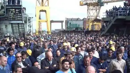 Trabajadores del Astillero Río Santiago marchan al Ministerio de Economía