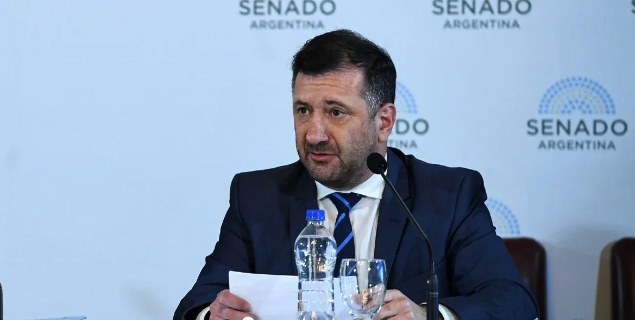 Edgardo Kueider, solicitó licencia en el Senado.
