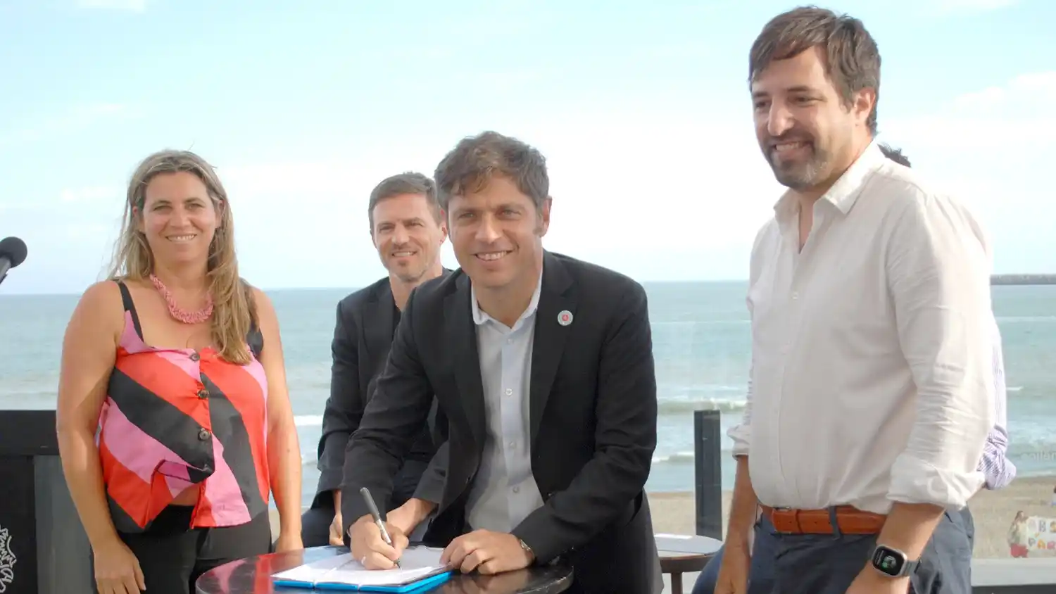 Axel Kicillof. Junto a sus ministros en la última visita a Necochea, en febrero de 2024