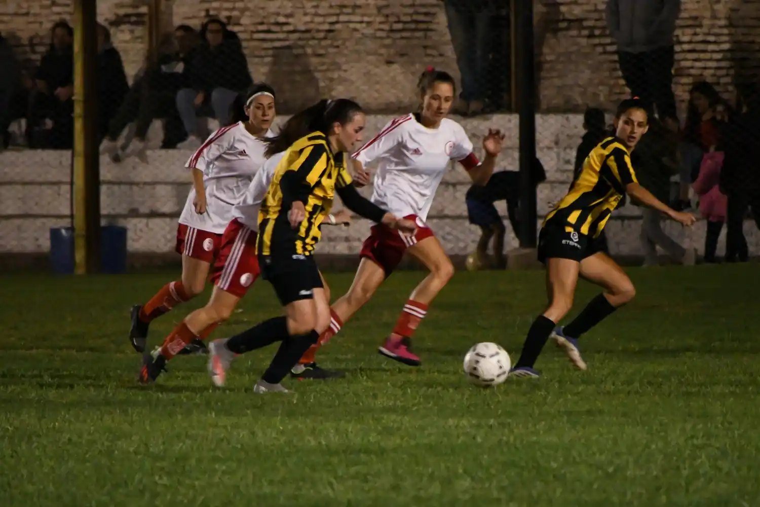 El Globo va por el título del Clausura de fútbol femenino
