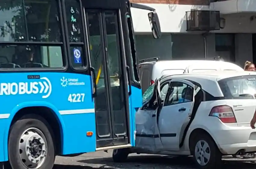 Chocaron un colectivo y un auto en el macrocentro: hay 14 heridos