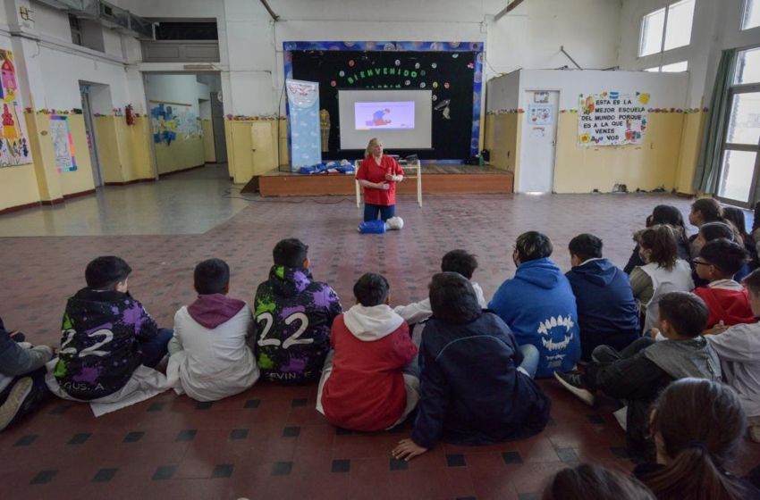 El Municipio brinda capacitaciones de RCP a estudiantes en las escuelas