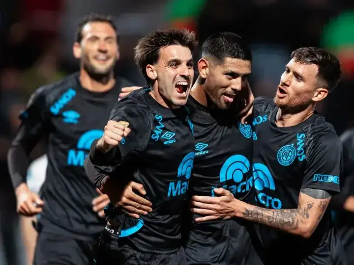 González Metilli festeja con sus compañeros.