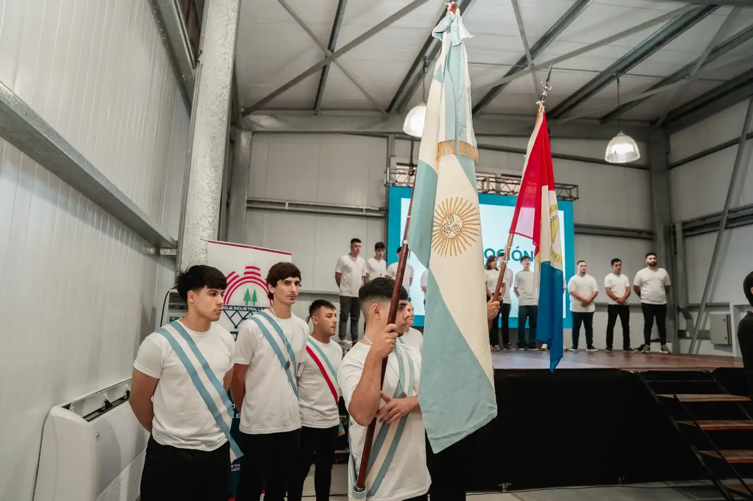 Abanderados en la ceremonia de fin de curso en el complejo fabril vendense.