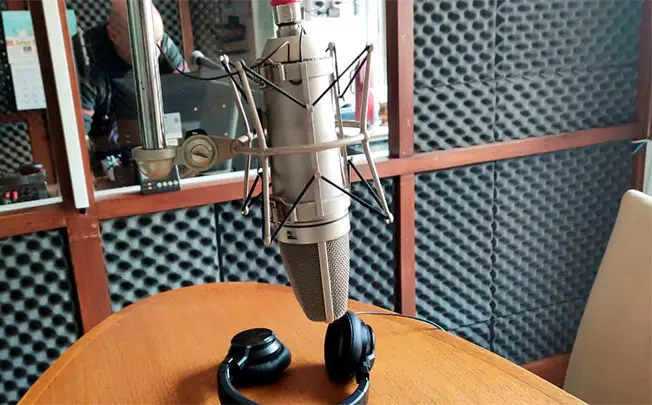 Entrevista, música y un repaso a los temas del día