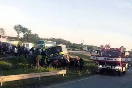 Autovía ex Ruta 14: Un colectivo chocó y dejó un muerto y 15 heridos