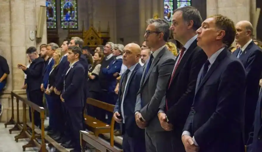 Foto política, cantos de cancha y la reacción de vecinos: todo lo que dejó la misa por Francisco en Luján