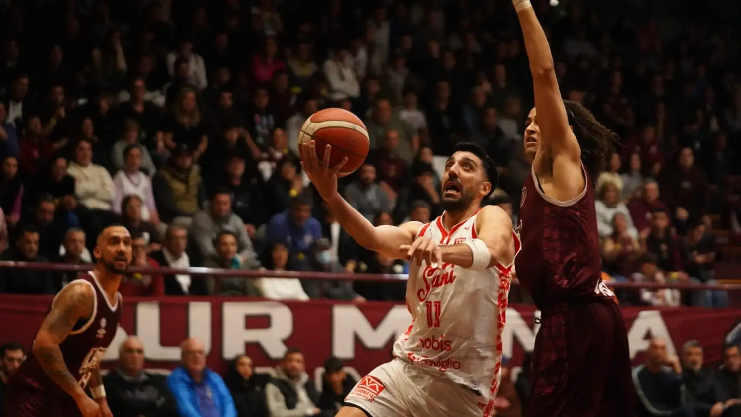 Manu Lambrisca ante la marca de Merchant.
