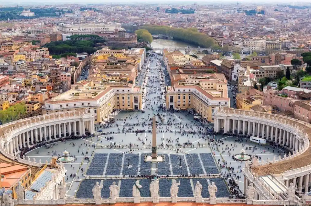 Un automovilista ingresó a toda velocidad en el Vaticano y lo detuvieron a los tiros