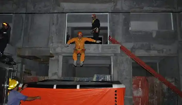 Bomberos practicaron el salto en caída libre desde un segundo piso