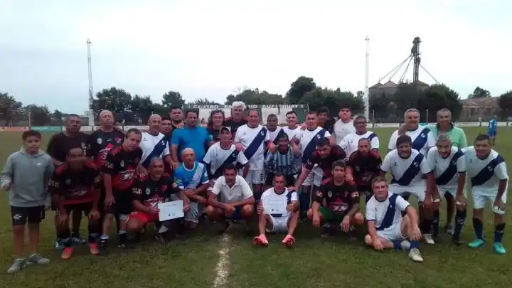 El Festival de Fútbol por un juguete se desarrolló con singular éxito.