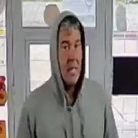 La Policía pide colaboración para dar con el delincuente que agredió al dueño de un Rapipago