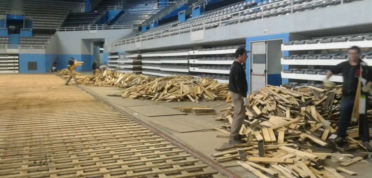 Ponen a disposición de los clubes el piso retirado del Polideportivo