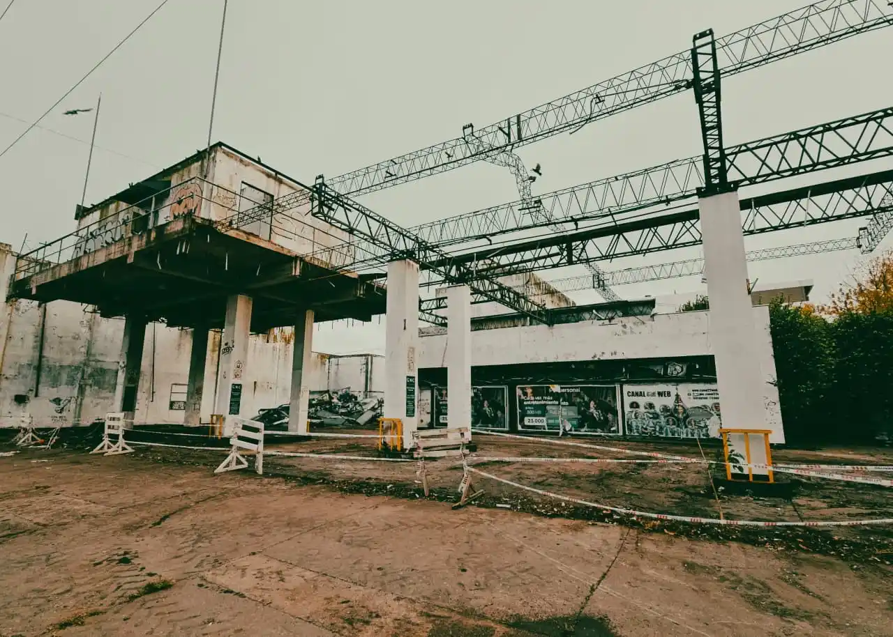 El personal municipal procedió al cierre de una edificación para impedir nuevos ingresos.