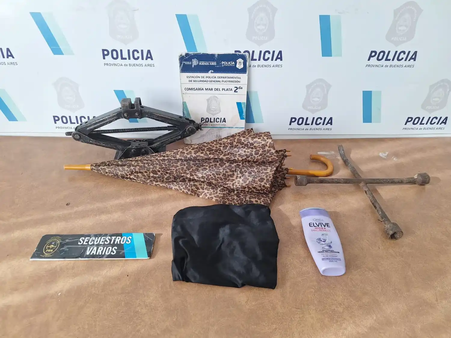 Elementos secuestrados durante el allanamiento realizado en el barrio Belgrano, en el marco de la investigación por el robo de un automóvil ocurrido días atrás en Mar del Plata. Los objetos serán restituidos a la víctima una vez acreditada su propiedad.