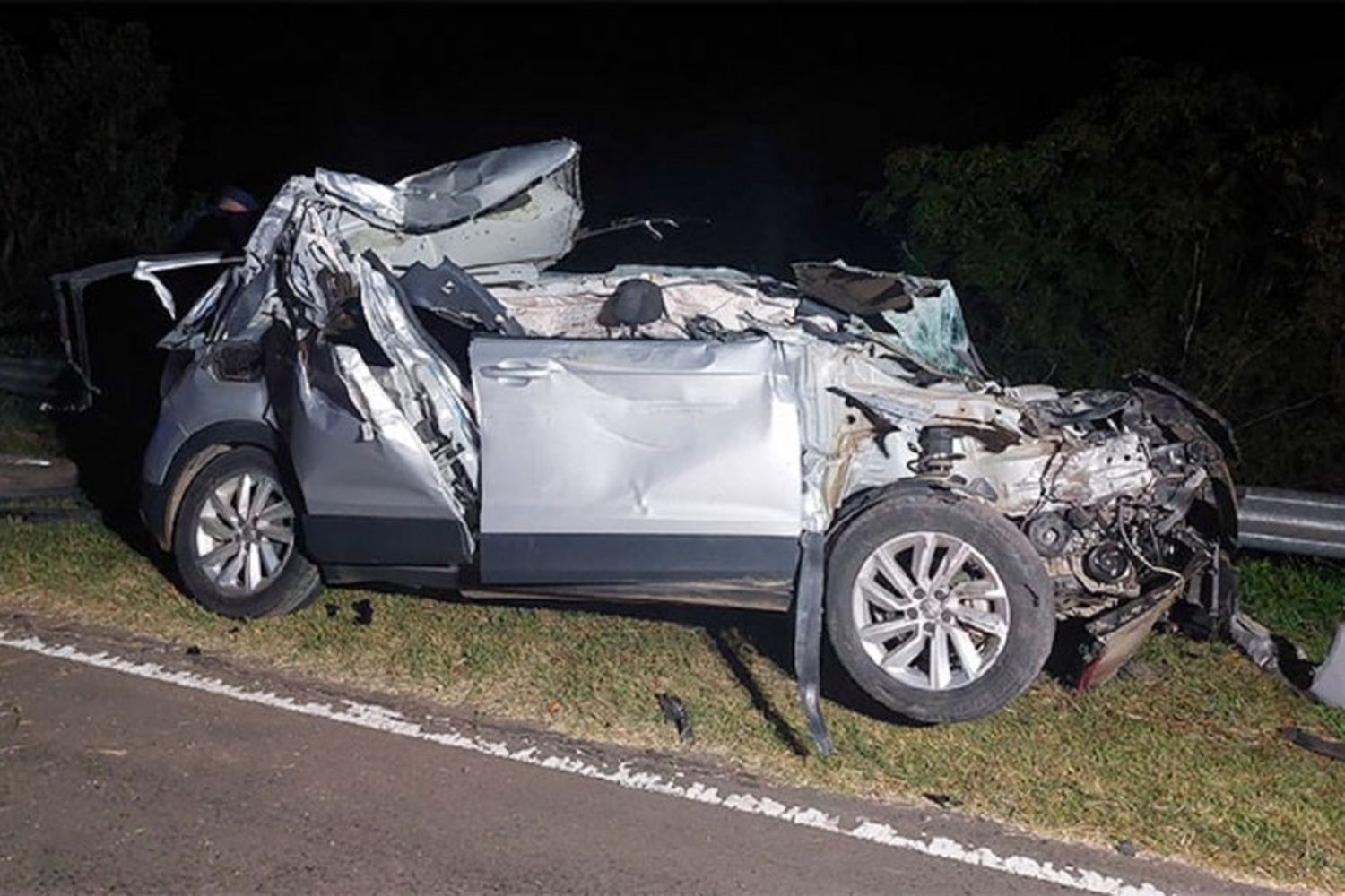 Conductor destrozó su vehículo al chocar desde atrás contra un camión