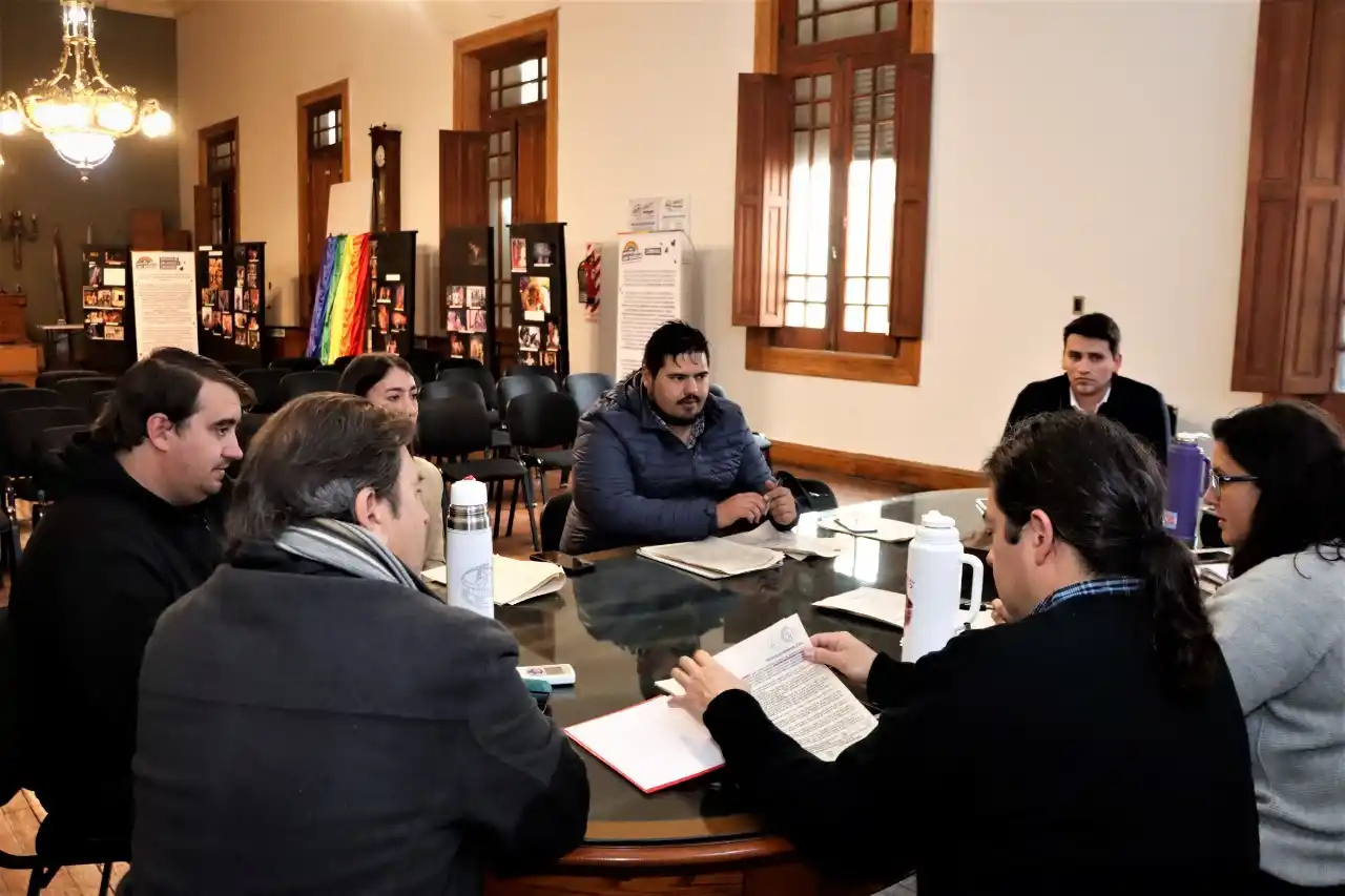 Avanza el proyecto que le permitirá a los gastronómicos instalar mesas y sillas en la vereda sin pagar